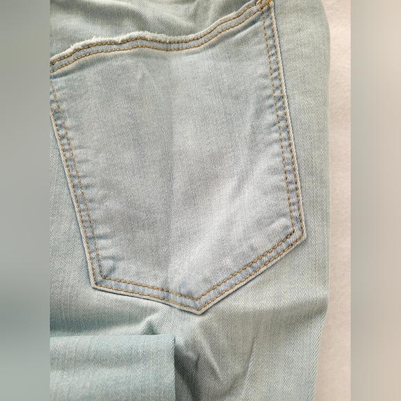 NWT Universal Thread Womens Plus Size Light Wash Distressed Raw Hem Skinny Jeans - Picture 6 of 16